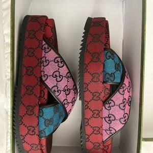 I’m selling Gucci platform never been wearing size 39=6